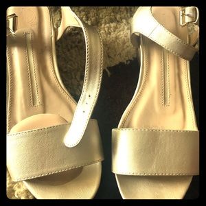 Gold platform sandals. Size 9M